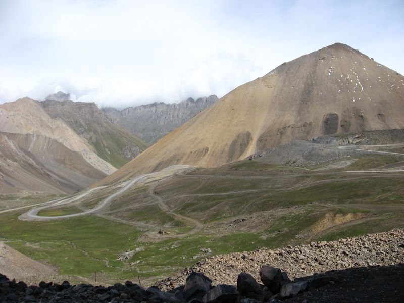 Серпантин перед перевалом Чон-Ашу. Serpentine in front of the Chon-Ashu Pass.