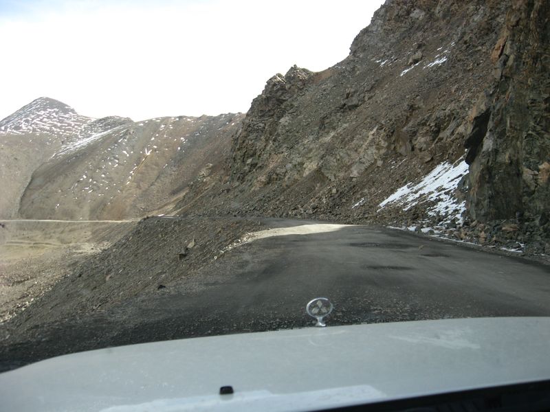 Киргизия. Перевал Чон-Ашу. Дорога перед перевалом.Kyrgyzstan. Pass Chon-Ashu. The road before the pass. 