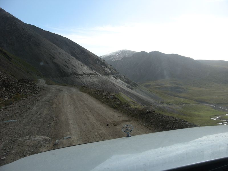 Киргизия. Дорога с перевала Чон-Ашу в долину реки Оттук. Kyrgyzstan. The road from the Chon-Ashu Pass to the Ottuk River Valley.