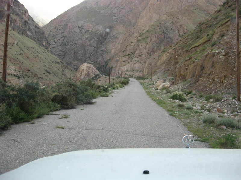 Киргизия. Река Сарыджаз. Дорога на Иныльчкек. Kyrgyzstan. Sarydzhaz River. Road to Inylchkek.