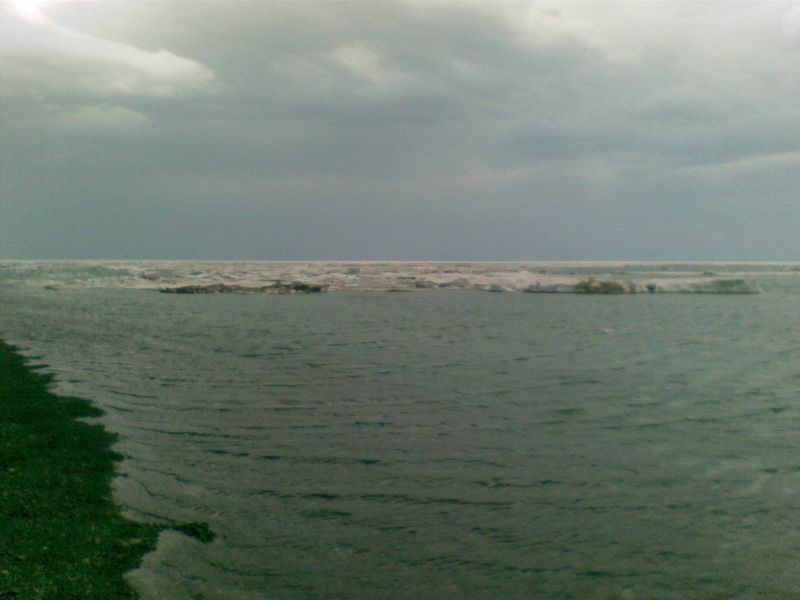 Озеро Алаколь. Льды и торосы у берега. Alakol Lake. Ice and hummocks near the shore.