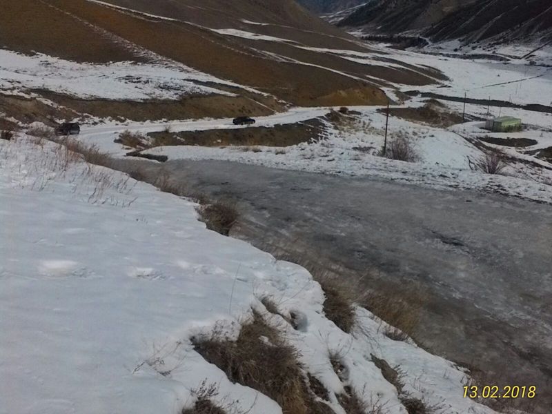 Дорога на озеро Кольсай. Лёд на дороге. The road to the lake Kolsai. Ice on the road.