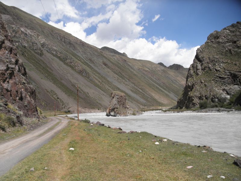 Киргизия. Дорога вдоль реки Сарыджаз. Kyrgyzstan. The road along the Saryjaz river.