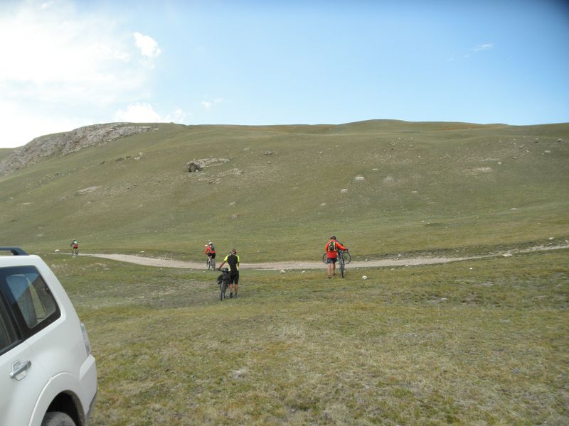 Киргизия. Итальянские велосипедисты спускаются с перевала. Kyrgyzstan. Italian cyclists descend from the pass.
