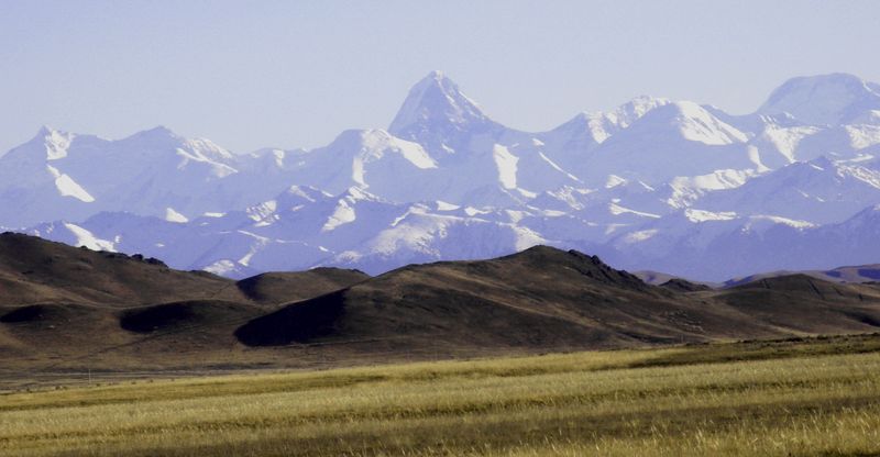 Вид на пик Хан-Тенгри из долины Шалкудысу. View of Khan Tengri peak from the Shalkudysu valley.