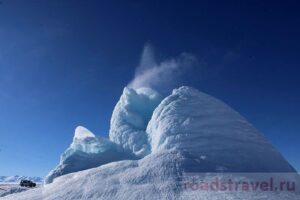 Огромная ледяная гора обнаружена в Казахстане. Фото этого колоссального зимнего вулкана. Январь 2023 года, двести километров от Алматы. Музтау около села Кеген. Huge ice mountain discovered in Kazakhstan. Photo of this colossal winter volcano. January 2023, two hundred kilometers from Almaty. Muztau near the village of Kegen.