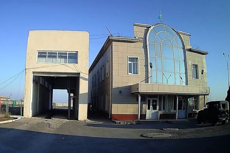 Казахстан. Озеро Тузколь и пик Хан-Тенгри. Дорога в Китай. Международный автомобильный пункт пропуска "Колжат/Дулата". Kazakhstan. Lake Tuzkol and Khan Tengri Peak. Road to China. International automobile checkpoint "Kolzhat/Dulata."