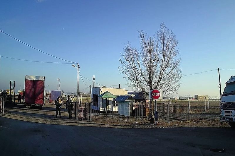 Казахстан. Озеро Тузколь и пик Хан-Тенгри. Дорога в Китай. Международный автомобильный пункт пропуска "Колжат/Дулата". Kazakhstan. Lake Tuzkol and Khan Tengri Peak. Road to China. International automobile checkpoint "Kolzhat/Dulata."