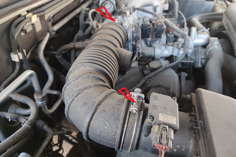 Mitsubishi Pajero. Снятие и чистка дроссельной заслонки. Чистка и смазка вала ингибитора АКПП. Mitsubishi Pajero. Throttle body removal and cleaning. Cleaning and lubricating the automatic transmission inhibitor shaft.