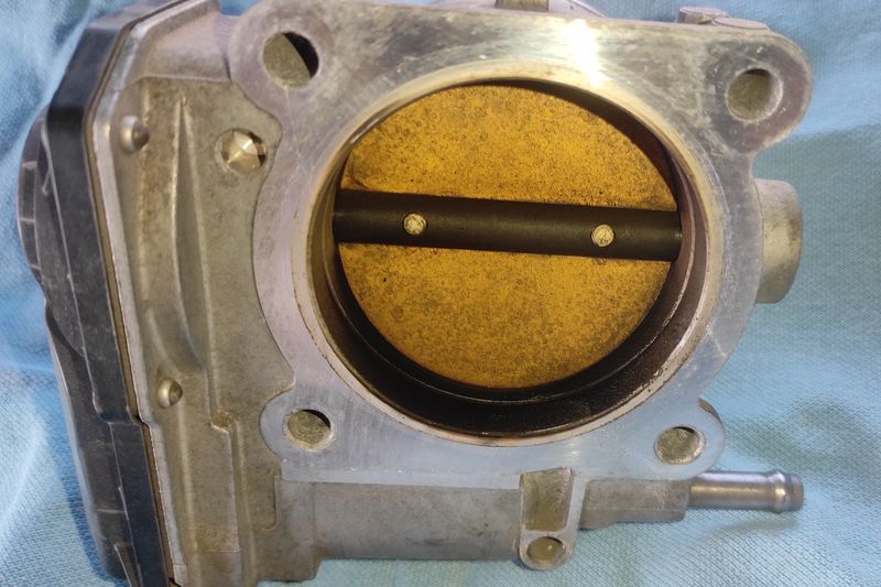 Mitsubishi Pajero. Снятие и чистка дроссельной заслонки. Чистка и смазка вала ингибитора АКПП. Mitsubishi Pajero. Throttle body removal and cleaning. Cleaning and lubricating the automatic transmission inhibitor shaft.