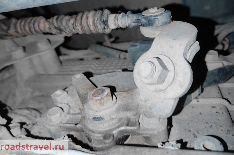 Mitsubishi Pajero. Снятие и чистка дроссельной заслонки. Чистка и смазка вала ингибитора АКПП. Mitsubishi Pajero. Throttle body removal and cleaning. Cleaning and lubricating the automatic transmission inhibitor shaft.