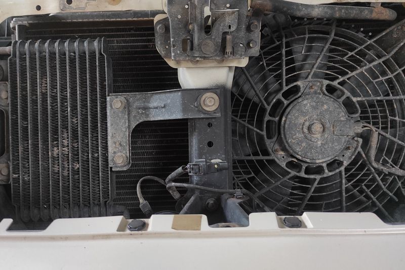 Чистка и мойка радиаторов охлаждения Mitsubishi Pajero. Cleaning and washing of Mitsubishi Pajero cooling radiators.