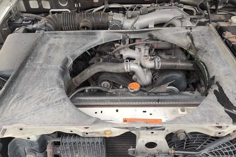 Чистка и мойка радиаторов охлаждения Mitsubishi Pajero. Cleaning and washing of Mitsubishi Pajero cooling radiators.