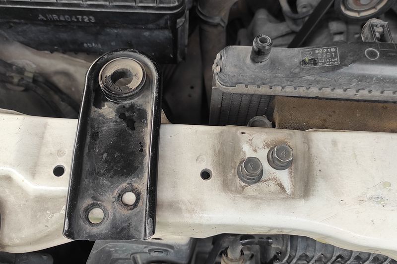 Чистка и мойка радиаторов охлаждения Mitsubishi Pajero. Cleaning and washing of Mitsubishi Pajero cooling radiators.