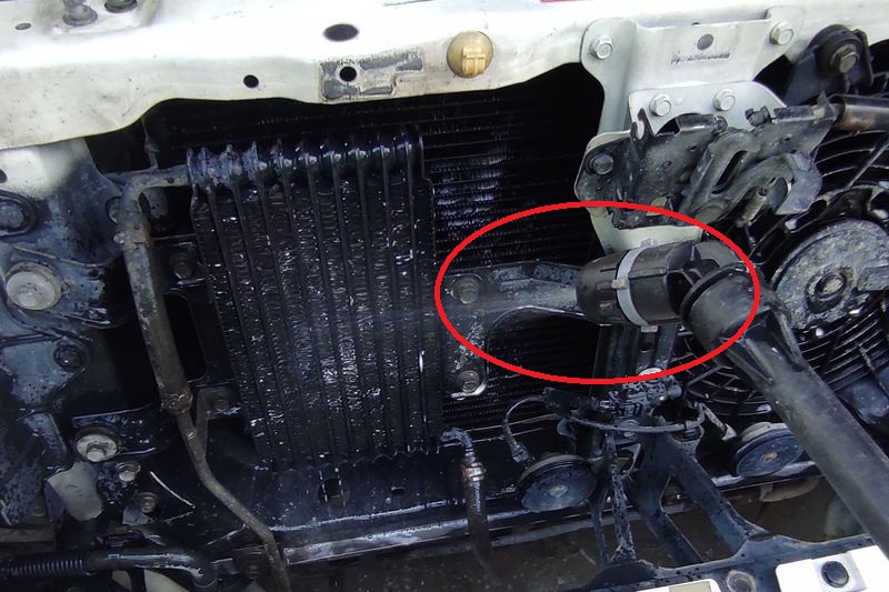 Чистка и мойка радиаторов охлаждения Mitsubishi Pajero. Cleaning and washing of Mitsubishi Pajero cooling radiators.