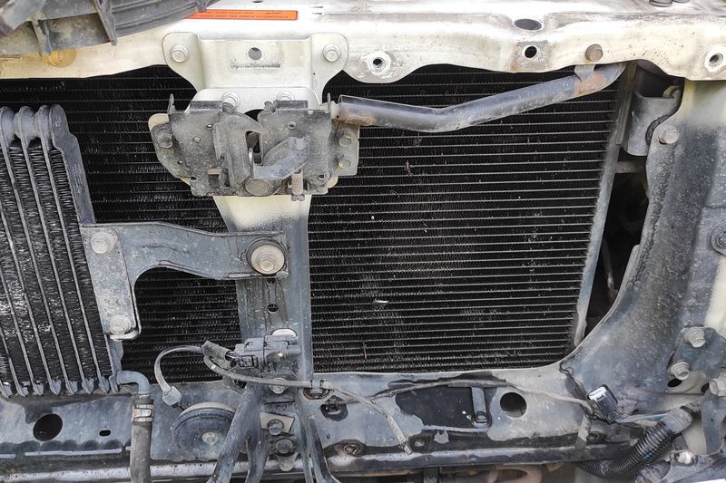 Чистка и мойка радиаторов охлаждения Mitsubishi Pajero. Cleaning and washing of Mitsubishi Pajero cooling radiators.